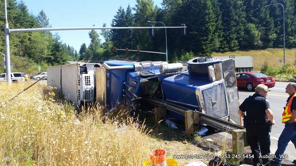 Semi Truck Accident Recovery On A Busy Interchange – Northbend, WA
